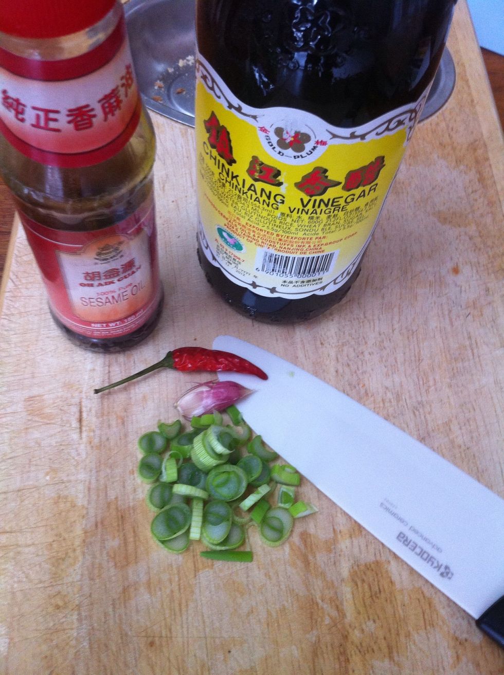 Now they need flavor. Chop a clove of garlic, a chili pepper and the white part of 2-3 spring onions.