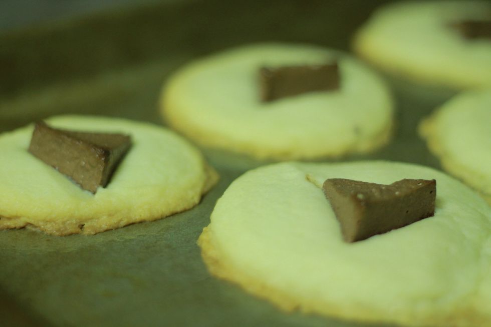 Now this is the hard part. When they come out of the oven you must resist the urge to touch them! Let them cool completely before trying to move them or they will break! :( you have been warned! ;)