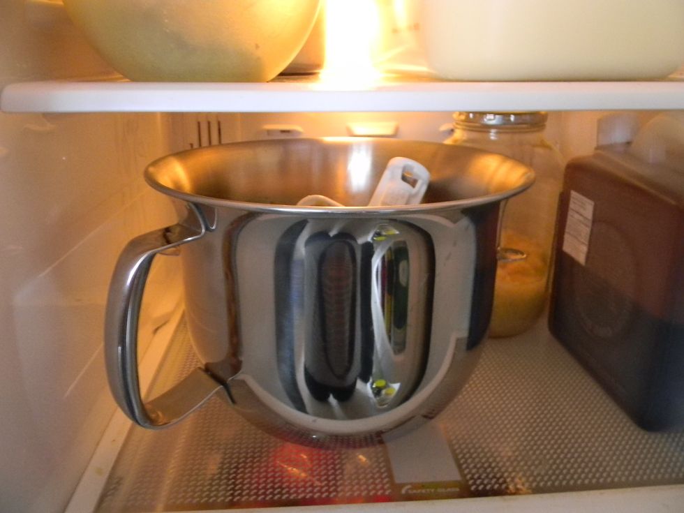 Now to reassure that the butter won't go too soft and dissolve the sugar, I keep the dough in the fridge for 10 minutes to harden again.