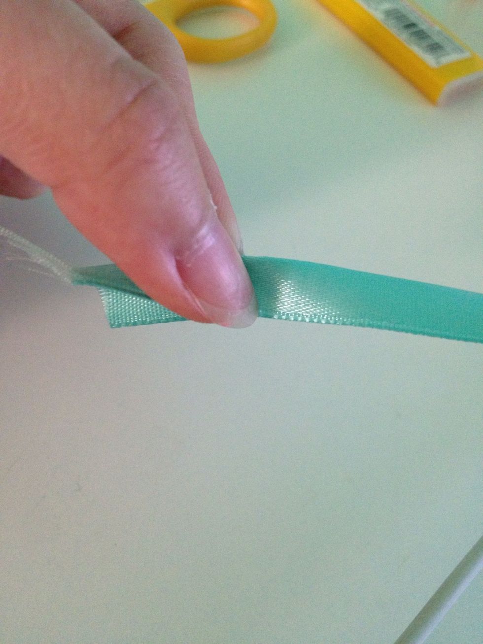 Now to trim: pinch the strand down the middle. Test this on another ribbon before cutting, just to familiarise yourself.