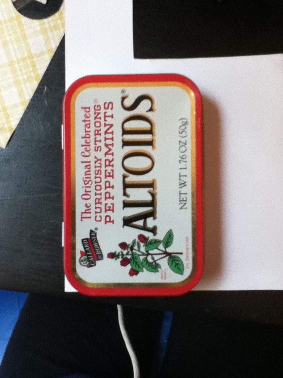Now trace the bottom of your tin onto the same paper. Make sure that the top of your tin is facing upwards as you trace.