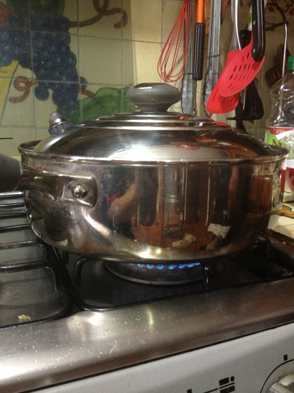 Now turn the fire down to a minimum and close the pan's valve so the steam won't come out.
