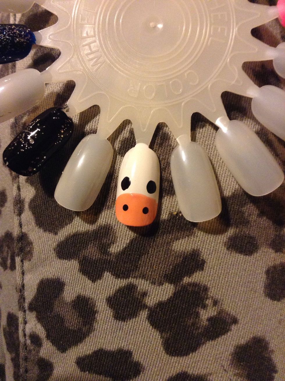 Now two smaller dots on the pink, this will be his nose