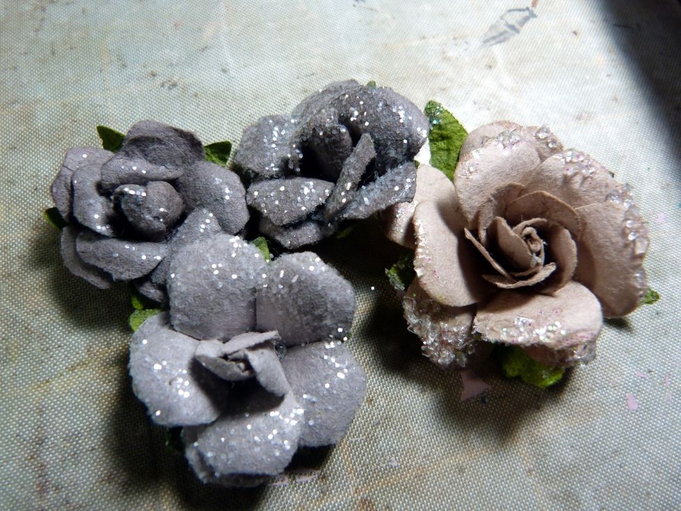Now use four of the grey Prima flowers from the flower add on kit......