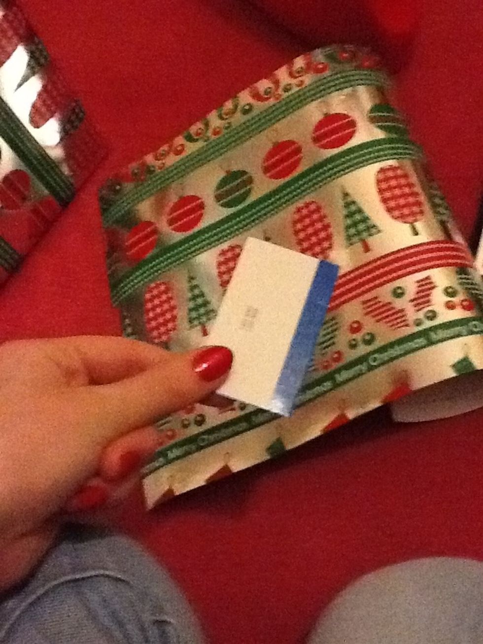 Now use one of the cut-off flaps/edges and wrap it up.