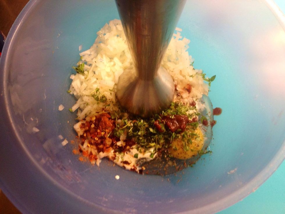 Now use your handmixer to blend these ingredients.