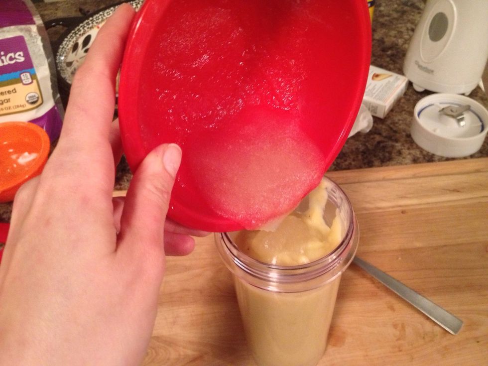 Now we add the gelatin to the banana mixture. If using the sheet gelatin, make sure to squeeze the excess water from the sheets.