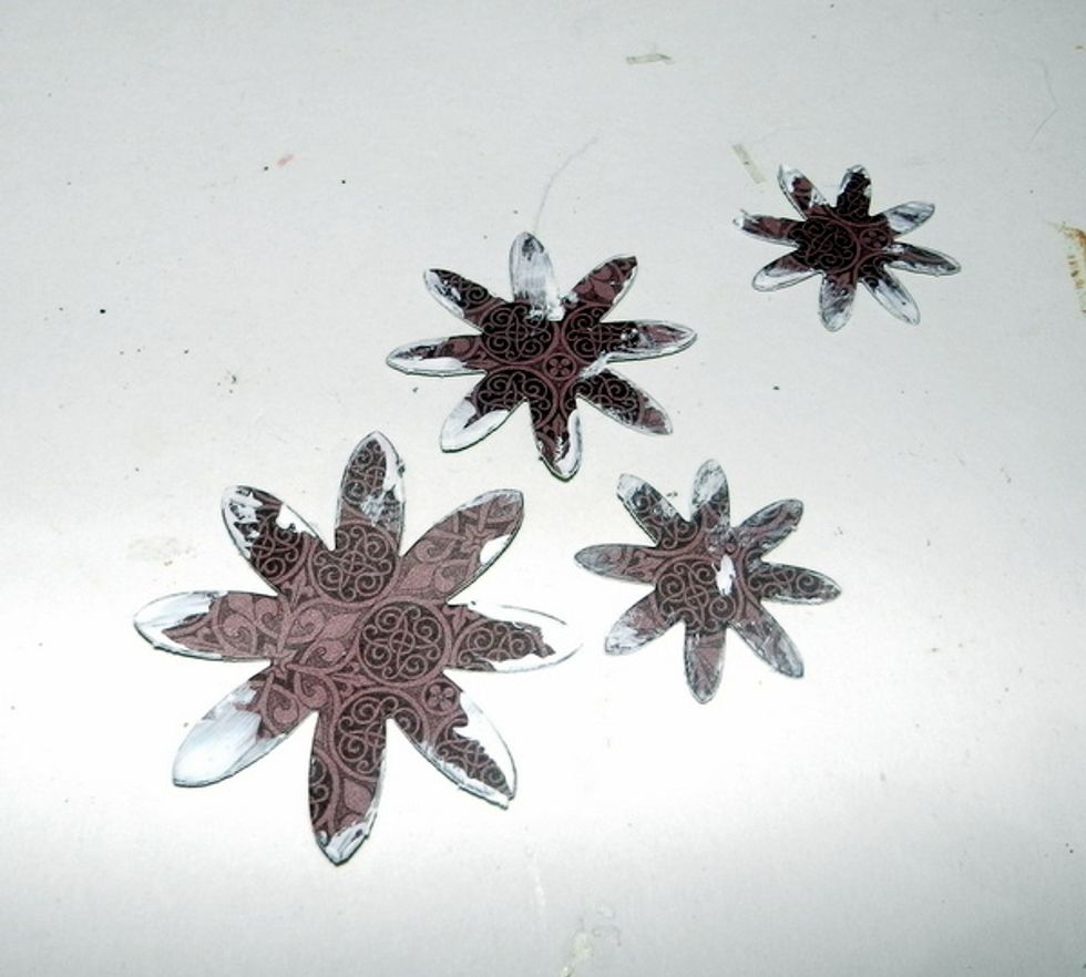 NOw, we are going to prepare some flowers. Apply a little of acrylic gesso on the edges of G45 flowers.