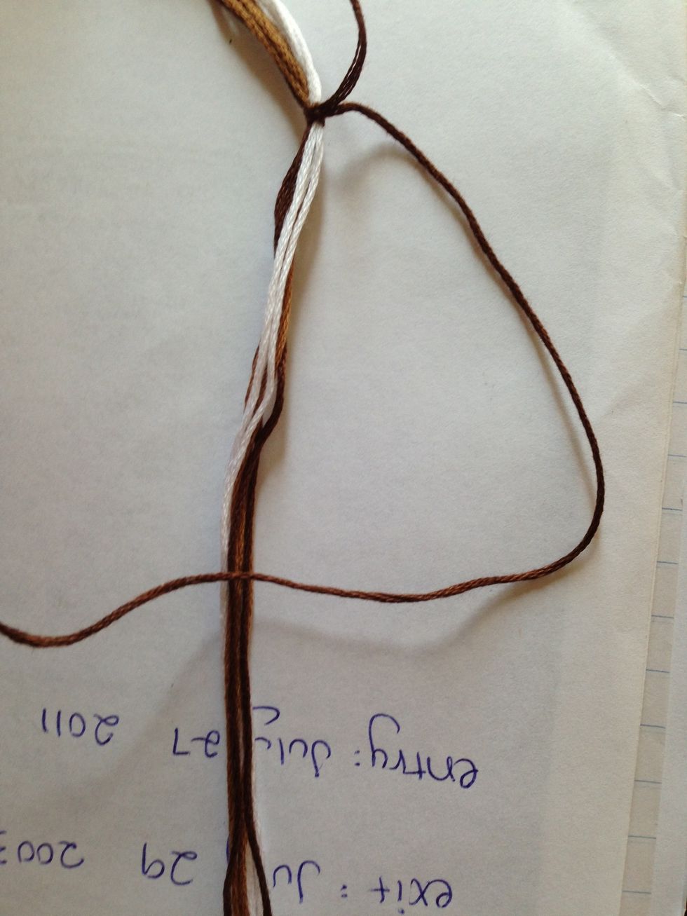 Now we do the same knot, but opposite. So we start with an opposite "4" shape, with the dominant string over the other strings...