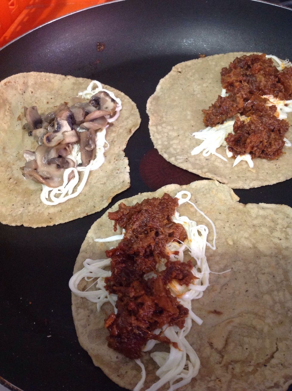 Now we have ready everything, (don't forget to shred the cheese), on top of the tortilla put the cheese and the topping of your choice, let the cheese melt.
