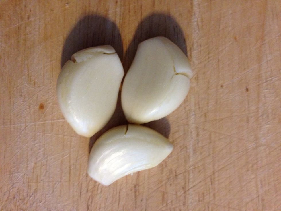 Now we prepare the garlic. Remove the skin. I use about one garlic clove for each 1-2 slices of bread. Of course you can adjust this to your own tastes or preferences. This version is pretty strong!\ud83d\ude1d