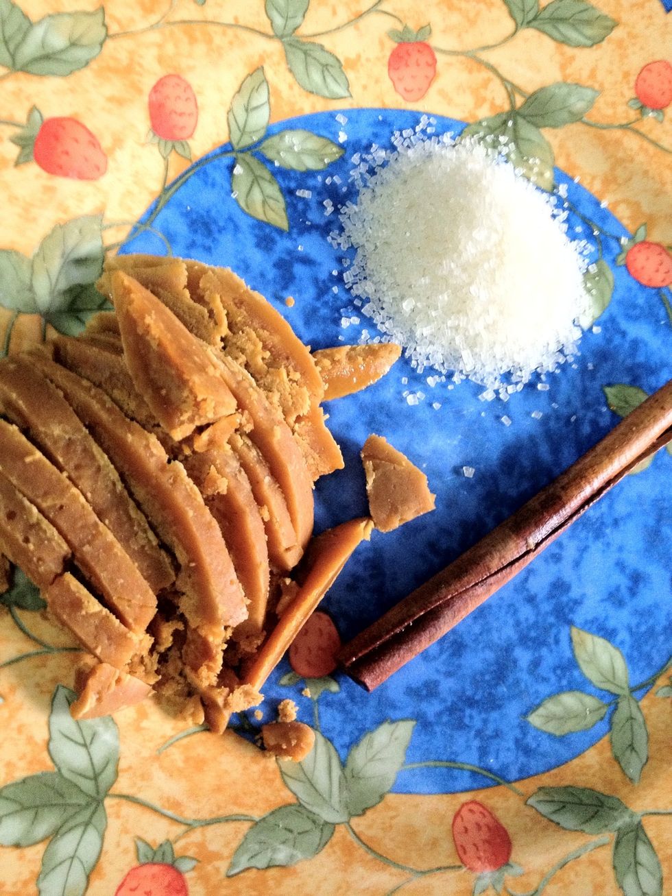 Now we prepare the kincha sauce. 50gr of palm sugar (or brown sugar is ok), 1 tsp of granulated sugar and 4cm of cinnamon stick. My mom likes to add a pandan leaf also