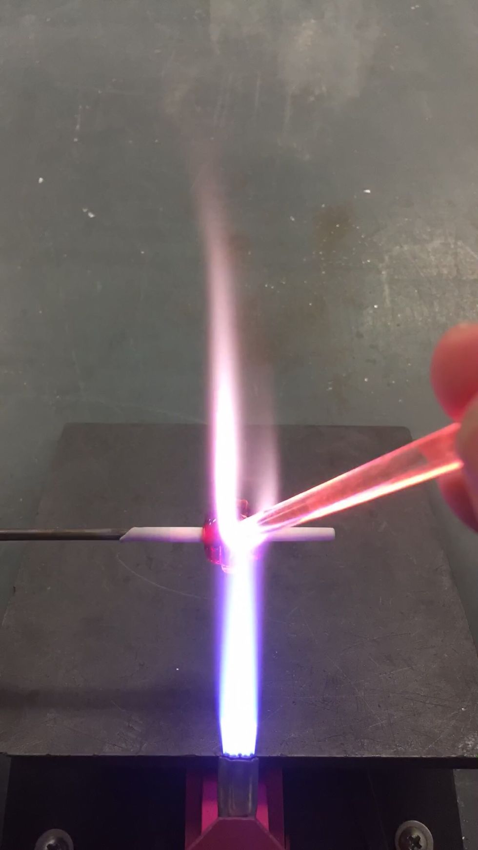 Now we will apply a ring of Zephyr clear to the center of the bead.