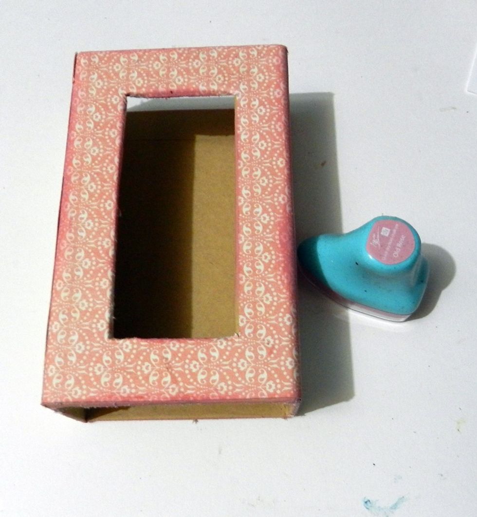 Now we will prepare the outside of the matchbook box covering it with G45 papers. After apply pink ink pad on the borders of the box.