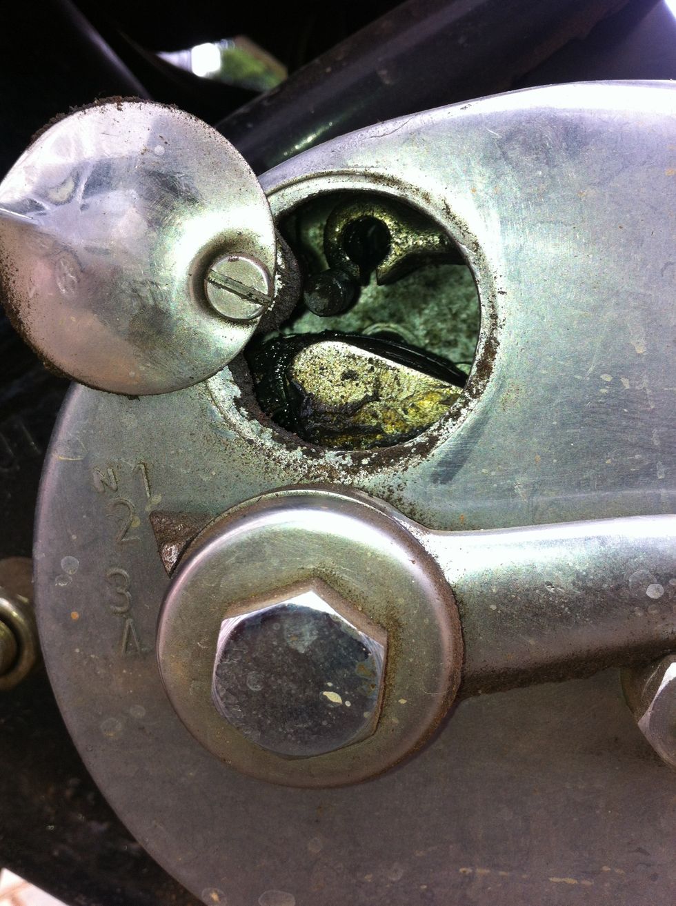 Now when you pull the cable from behind the gearbox it should pop out of the gearbox casing, but before that you should now remove the cable from the clutch hand lever