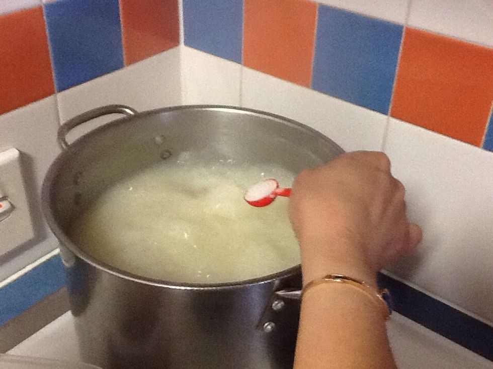 Now you add 1 half of a spoon of sauger