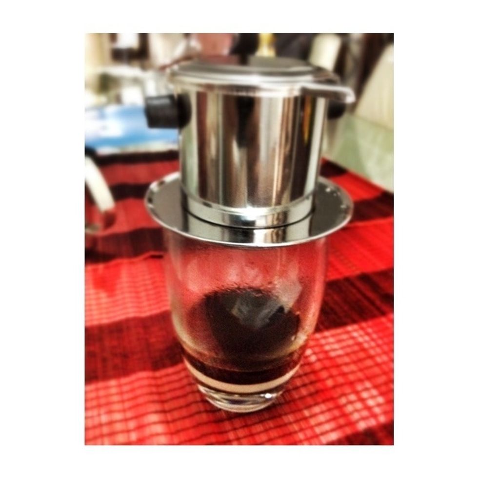 Now you can see that the coffee drop into the glass little by little...and you will wait for about 4-6 minutes until the coffee stop dropping...