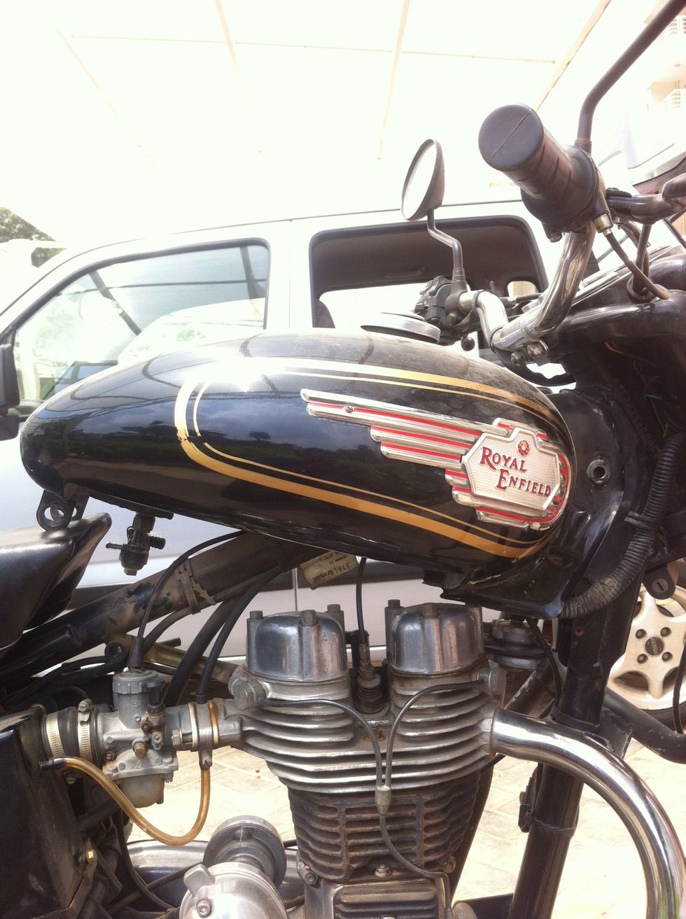 Now you can see that the rear end has come free of the seat. Take the tank out by sliding it away from the handle bar.