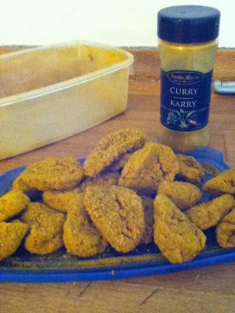 Now you cover it with spices (I used curry) and then fry it at once or leave it to marinate.