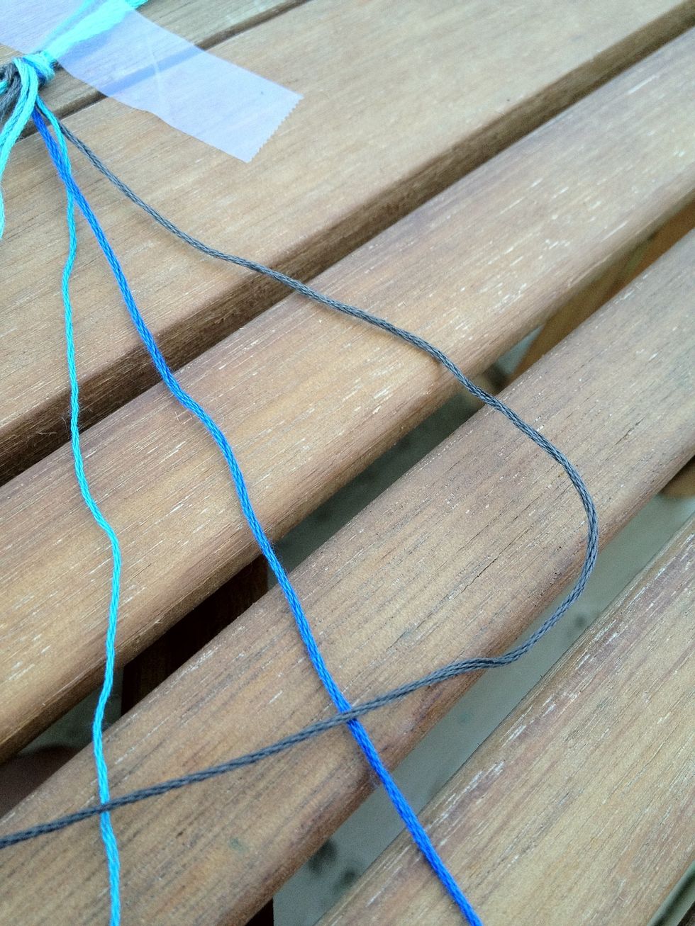 Now you do the same thing on the opposite side, only mirrored. Cross the first string over the second and finish knotting. This is a right hand knot. Continue until you reach the center.