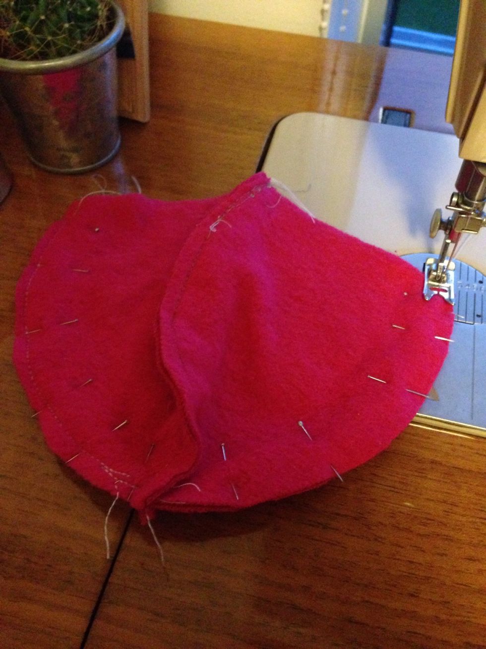 Now you have 2 pieces of the side parts. Pin the parts together so they form kin of a hood and sew them together