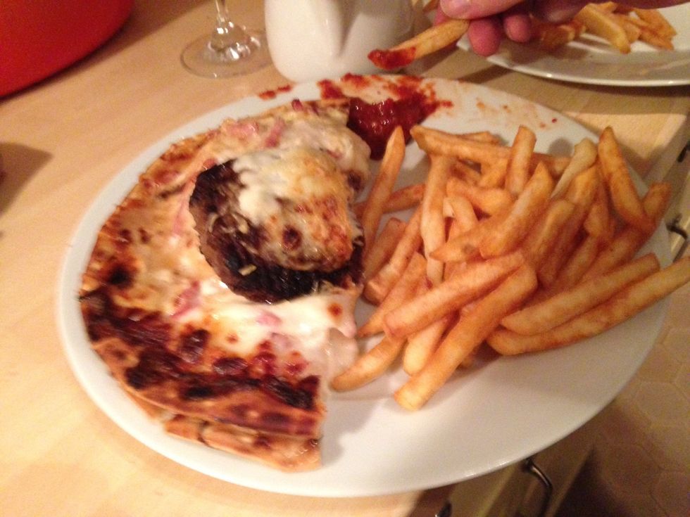 Now you have a beautiful pizza burger with some fancy asides :)