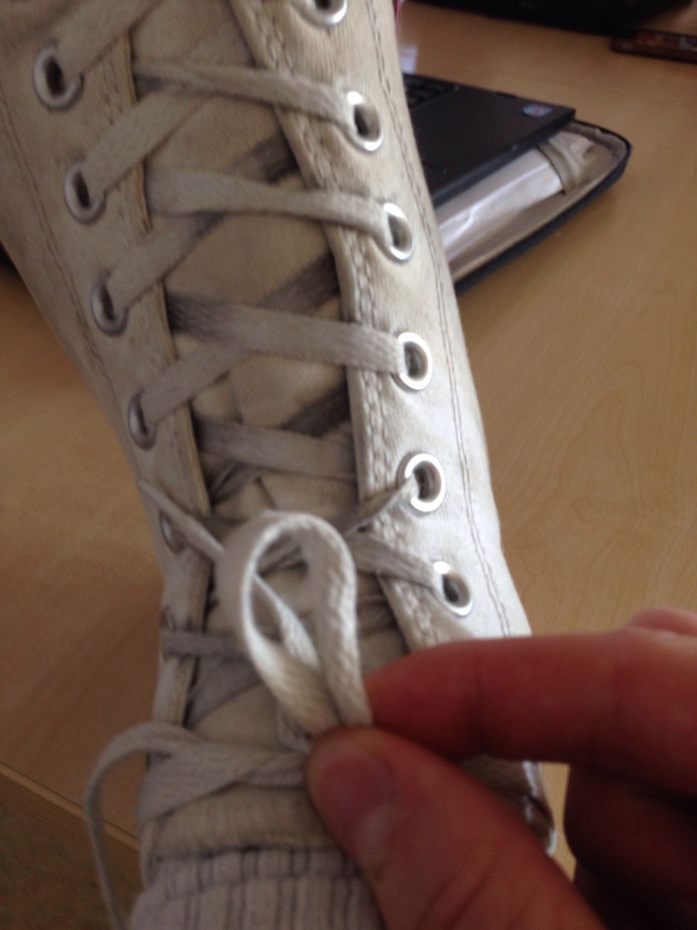Now you have to make a loop with the lace to the right