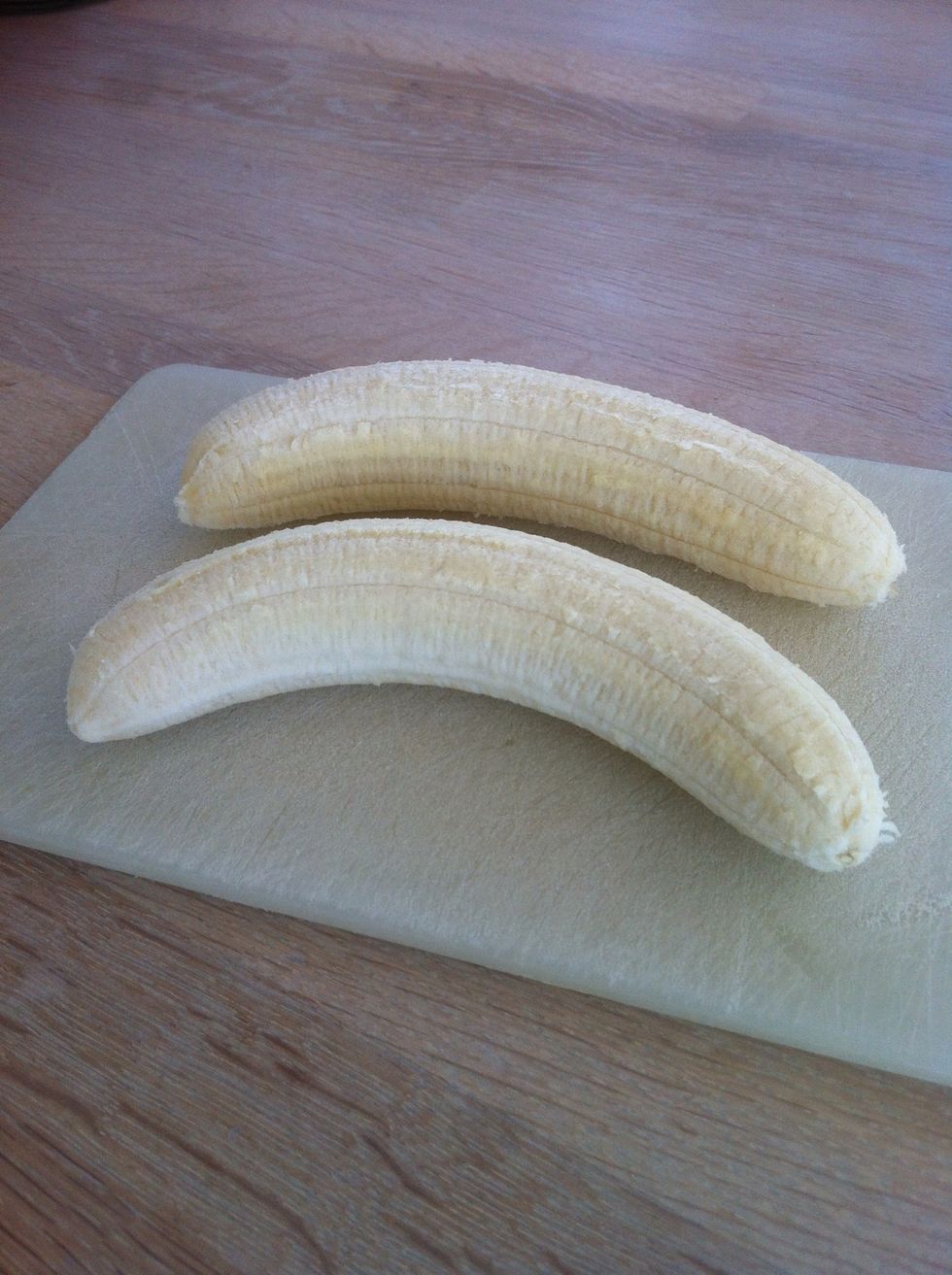 Now you have to peel 2 bananas.