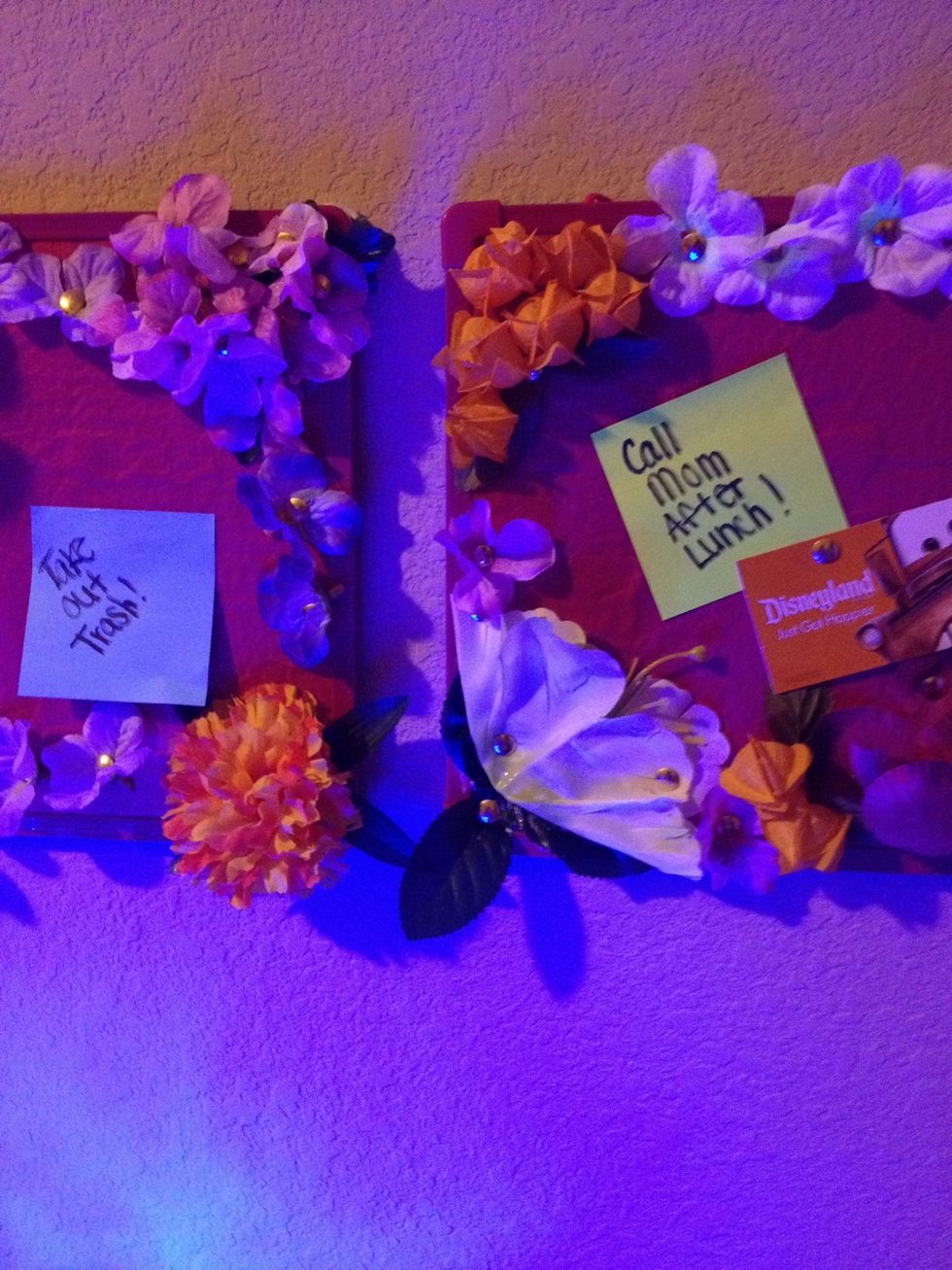 Now you have your own personalized girly notice board! \ud83c\udf38 It's good for reminders, notes, phone numbers, pictures, tickets or even just decoration! Have fun with it!