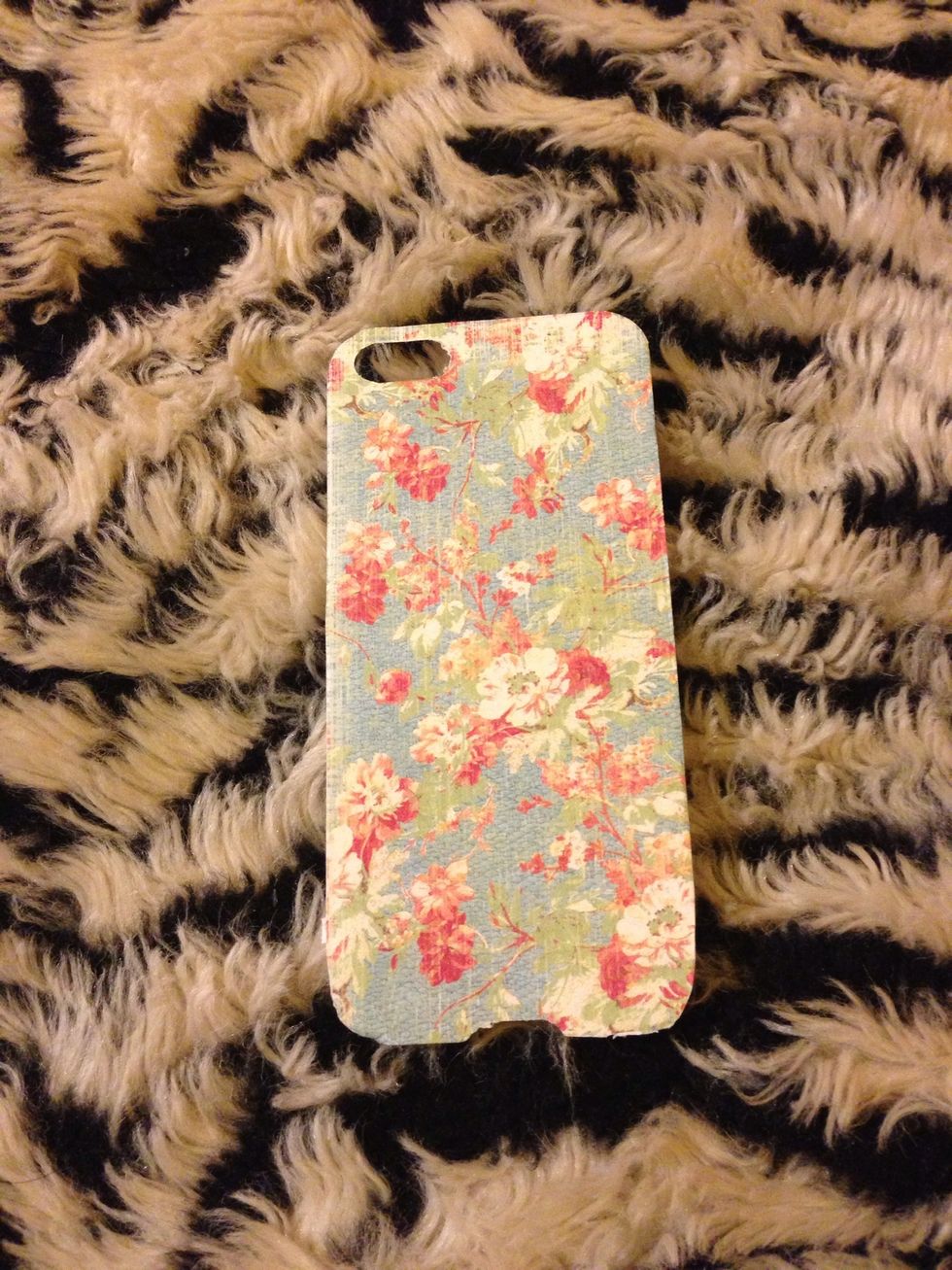 Now you're just going to cut the paper to fit the inside of your case. (I traced around my old phone case to make that shape) \u2702