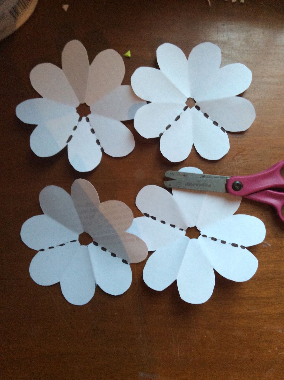 Now, you will cut one petal on the first flower, 2 petals at the second, 3 petals on the third and 4 petals at the fourth.