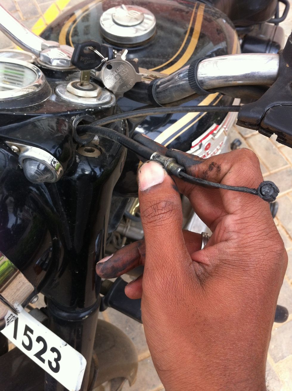 Now you will have the cable which is free at the lever end