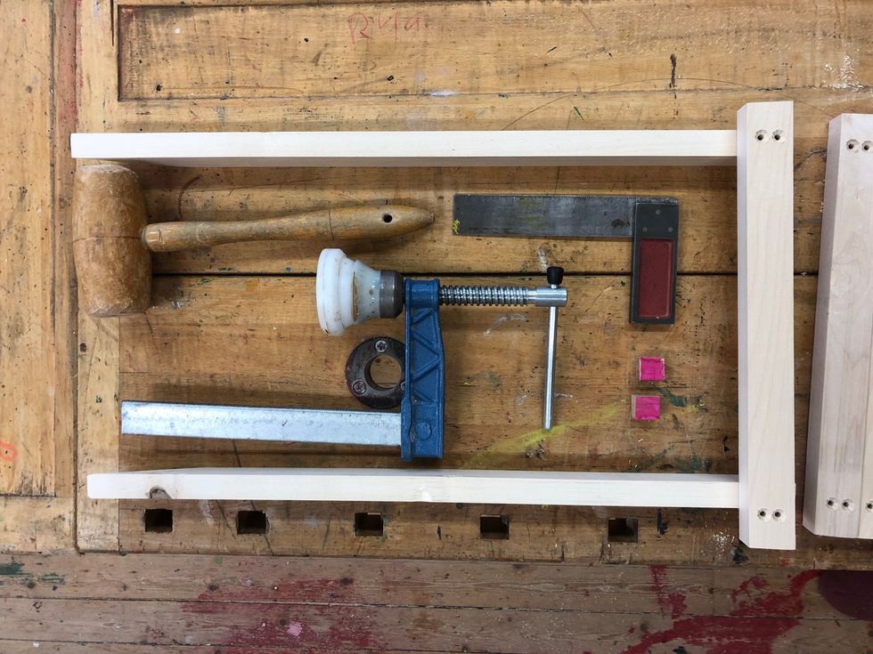 Nu beh\u00f6ver du 1. Vinkelhake 2. Tr\u00e4klubba 3. Skruv 4. B\u00e4nktving 5. Tv\u00e5 rosa avst\u00e5ndsbitar 6. Bitts och bittsh\u00e5llare