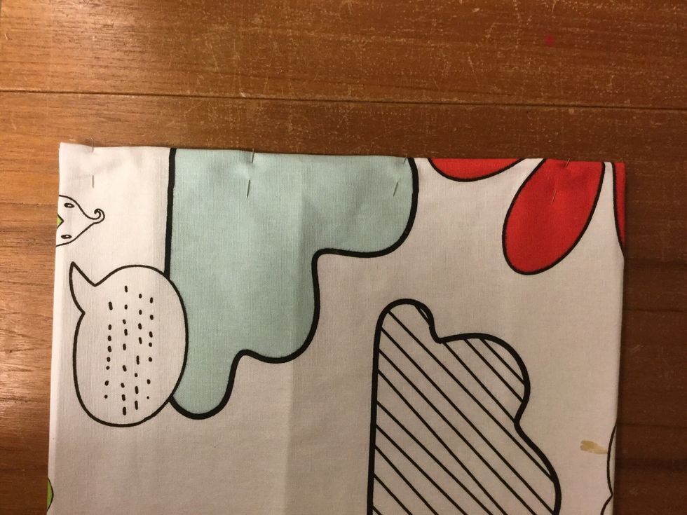 Nu beh\u00f6vs det en s\u00f6m l\u00e4ngst ner i kanten f\u00f6r att h\u00e5lla tygerna p\u00e5 plats. Sy en s\u00f6m med pressarfoten i kanten.