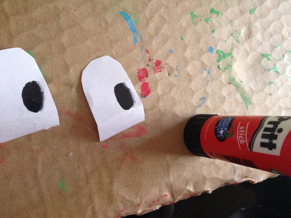 Nu de ogen nog, wat lijm op een plakrandje aan de onderkant...