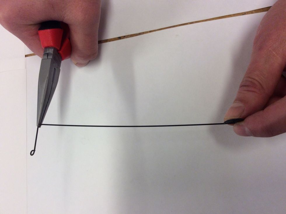 Nu h\u00e5ller du fast st\u00e5ltr\u00e5den som p\u00e5 bilden och g\u00f6r en likadan \u00f6gla som du gjorde allra f\u00f6rst. OBS titta p\u00e5 filmen i n\u00e4sta steg f\u00f6rst s\u00e5 blir det enklare.