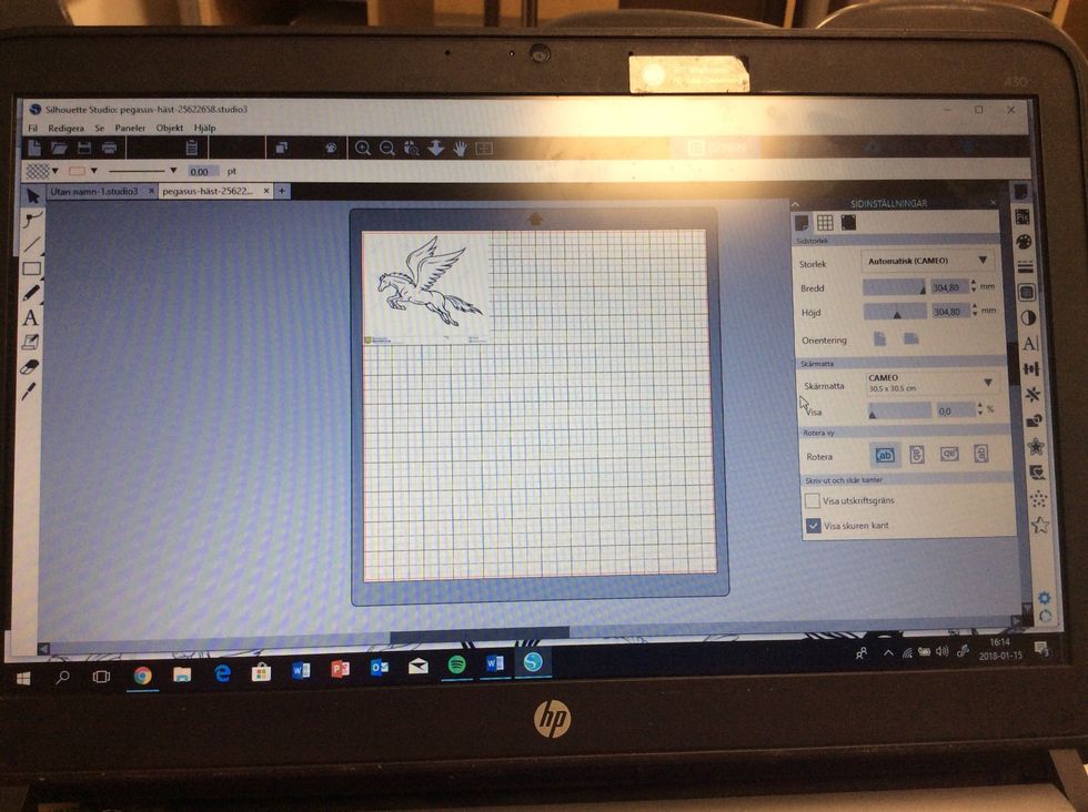 Nu hamnar den p\u00e5 det rutiga underlaget i programmet.