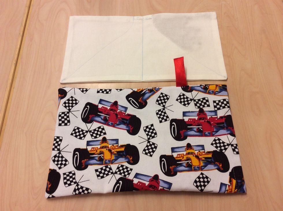 Nu har du b\u00e5da p\u00e5sarna f\u00e4rdiga, grattis \ud83d\ude00 Om det beh\u00f6vs kan du stryka ytterkudden med raks\u00f6m.