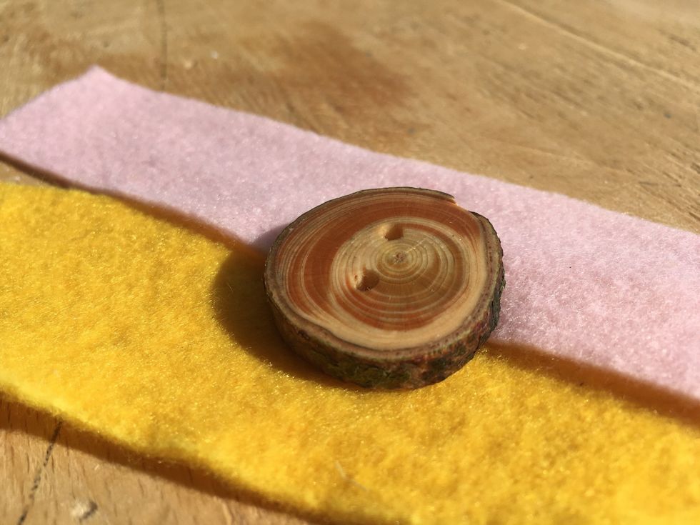 Nu har du en f\u00e4rdig knapp. Nu f\u00e5r den vila tills du ska sy fast den i textilsl\u00f6jden p\u00e5 ett annat projekt. Grattis, bra jobbat.