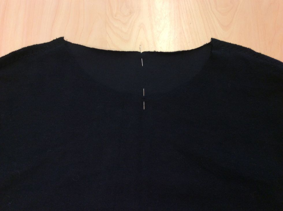 Nu har du en n\u00e5l mitt fram och en mitt bak i halsringningen .