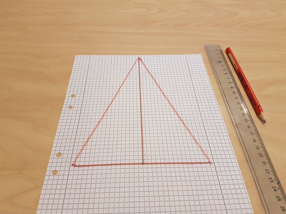 Nu har du en triangel som \u00e4r 19 cm h\u00f6g och 15 cm bred.