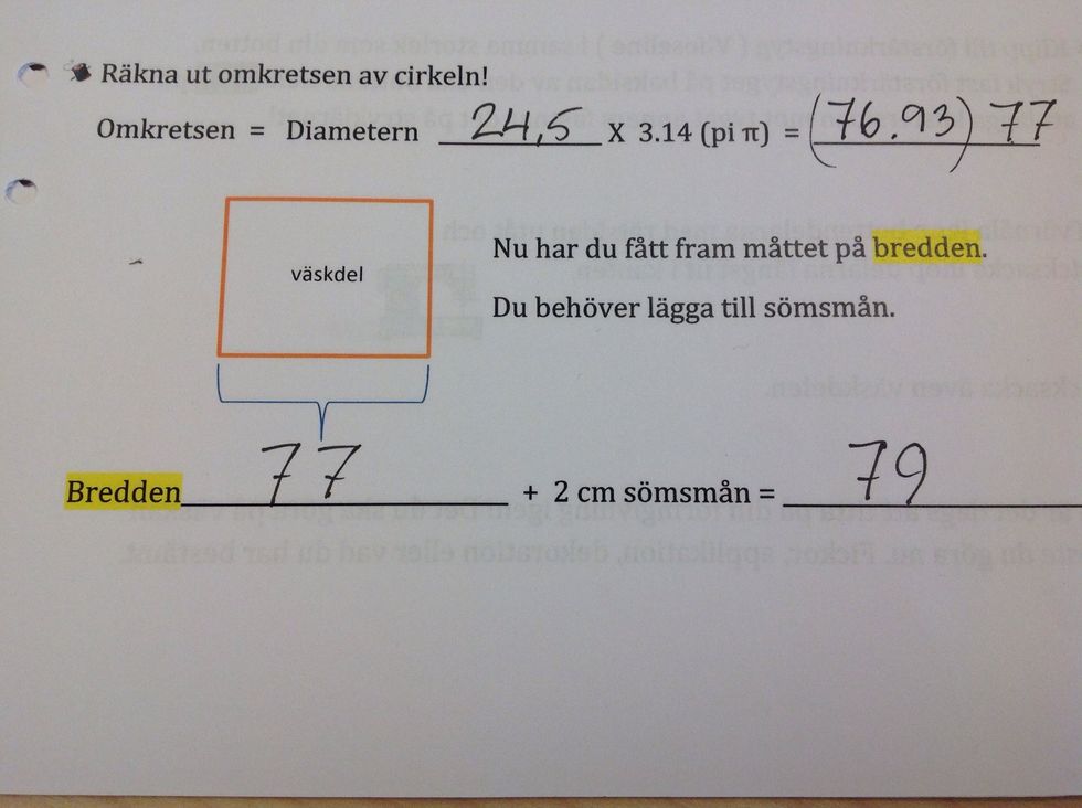 Nu har du f\u00e5tt fram m\u00e5ttet p\u00e5 bredden av v\u00e4skdelen. Du beh\u00f6ver l\u00e4gga till 2 cm s\u00f6msm\u00e5n.