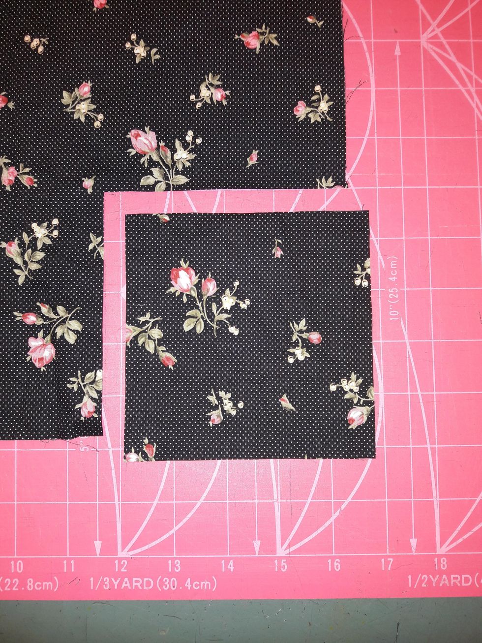 Nu har du gjort en ruta! G\u00f6r nu \u00e5tta stycken till i de tygerna du valt.