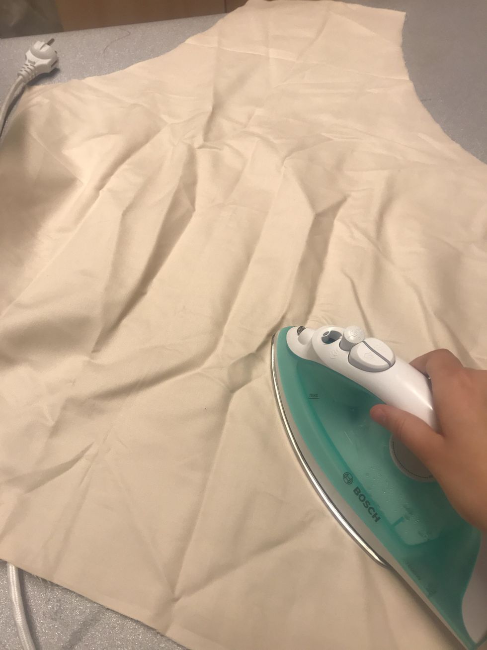 Nu kan du stryka tyget f\u00f6r att f\u00e5 det sl\u00e4tare och l\u00e4ttare att jobba med. Detta g\u00f6r man ocks\u00e5 i slutet n\u00e4r allt \u00e4r klart.