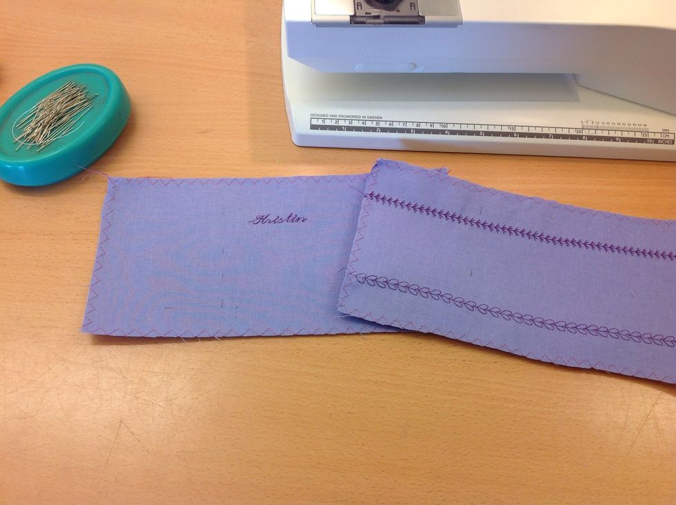 Nu kan du sy dekorationer p\u00e5 ditt pennfack. Be l\u00e4raren om hj\u00e4lp att st\u00e4lla in dekors\u00f6mmar eller alfabet. T\u00e4nk p\u00e5 att dragkedjan ska sitta p\u00e5 mitten av den ena tygbiten.