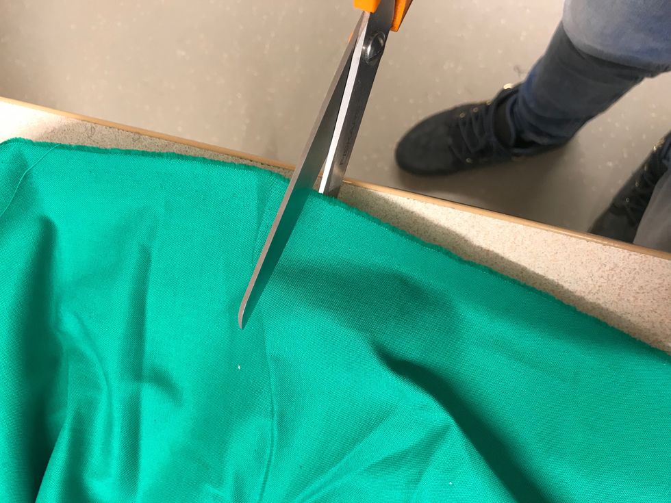 Nu klipper du ut tygget efter din m\u00e5tt n\u00e4r du \u00e4r klar med att rita ut din skiss.