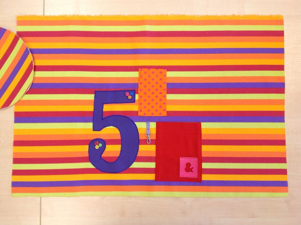 Nu kommer det riktigt roliga! Dekorera din v\u00e4ska med applikation, knappar, m\u00e4rken m m. Fundera p\u00e5 om du vill ha fickor. Det finns en guide om hur man syr applikation och en om hur man syr fickor.