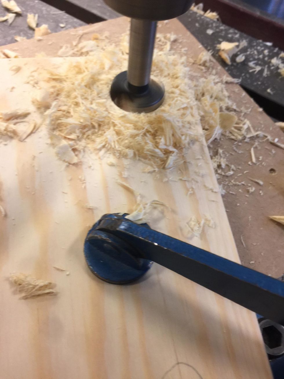 Nu kommer det roliga. Nu ska du borra med en 30 mm bred borr, s\u00e4tt ett djup s\u00e5 att di inte borrar igenom plankan. Om du beh\u00e5ller ett tunt lager av plankan klar s\u00e5 \u00f6kas m\u00e4ngden vikt stolen kan h\u00e5lla
