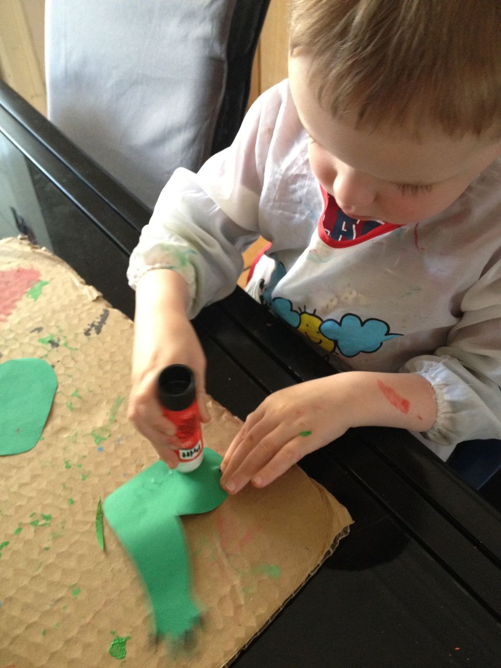 Nu moeten de poten en staart nog gelijmd worden