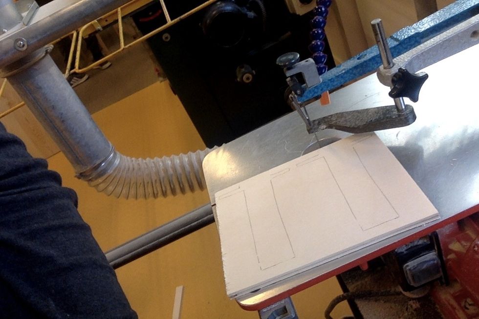 nu n\u00e4r du har ritat ut de delarna s\u00e5 ska du anv\u00e4nda den elektriska figurs\u00e5gen och s\u00e5g ut dom